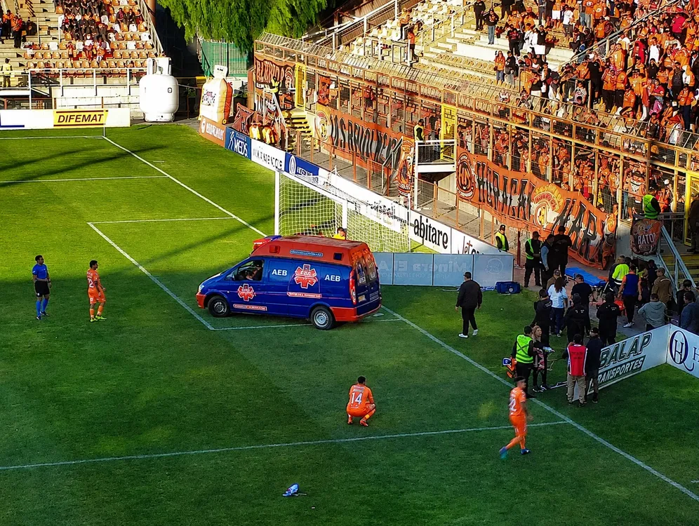 Caída de hincha desde rejas en Calama
